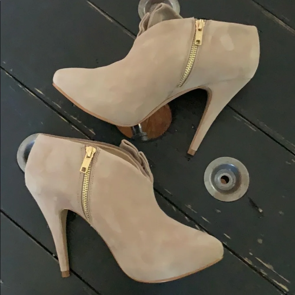 Zara WOMAN Tan Suede Ruffle Booties - Picture 5 of 15